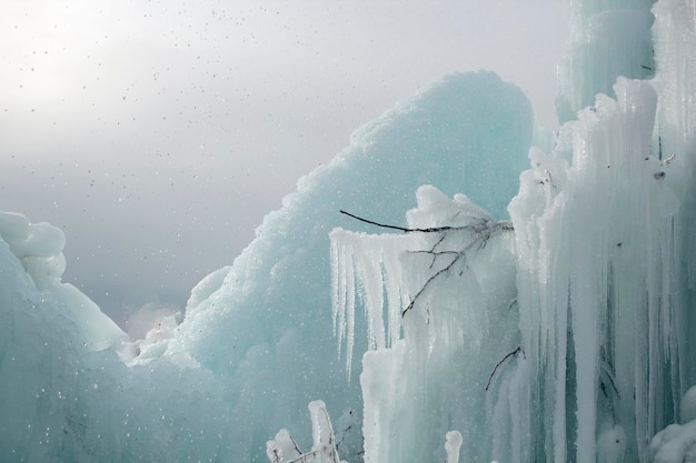 Un gran trozo de hielo y un árbol congelado.