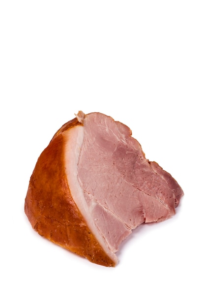 Un gran trozo de jamón de cerdo fresco sobre fondo blanco.