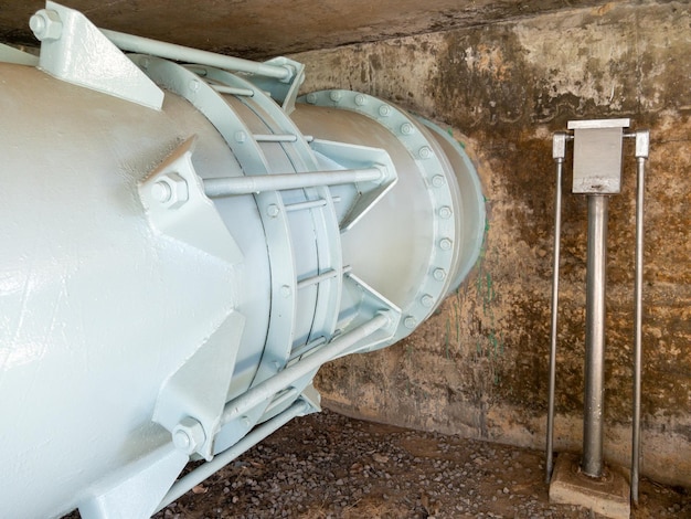 El gran tubo metálico del tanque de agua de la planta de filtro de agua para suministrar agua del grifo al parque industrial vista frontal con el espacio de copia