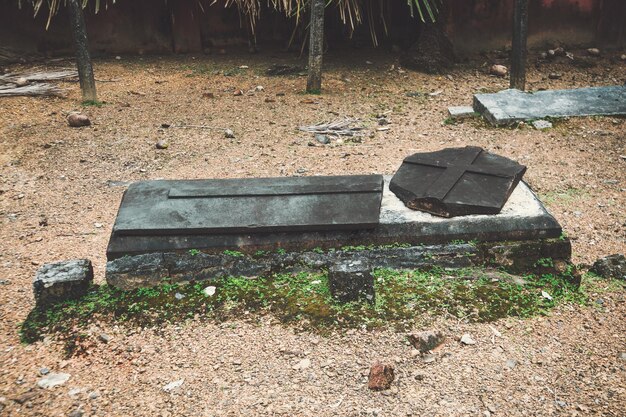 Gran tumba rota en el cementerio católico