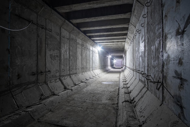 Gran túnel cuadrado vacío de hormigón armado Construcción de un túnel subterráneo poco profundo para ventilación