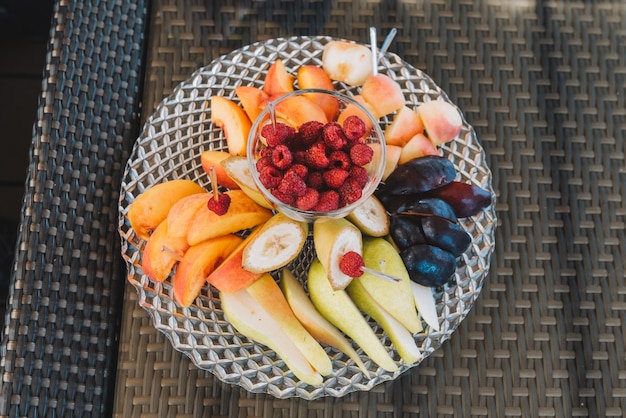 Foto gran variedad de fruta fresca en un plato.