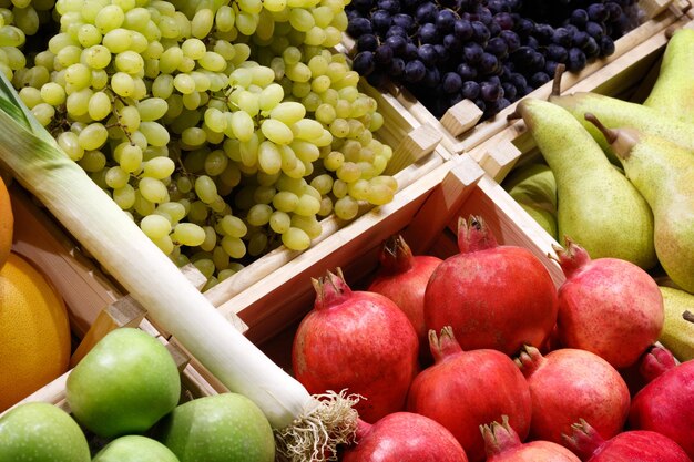 Gran variedad de frutas y verduras frescas en el mostrador del mercado