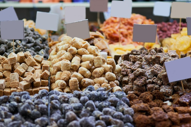 Gran variedad de golosinas Disparo de una amplia variedad de diferentes tipos de deliciosas golosinas en un puesto de mercado al aire libre durante el día