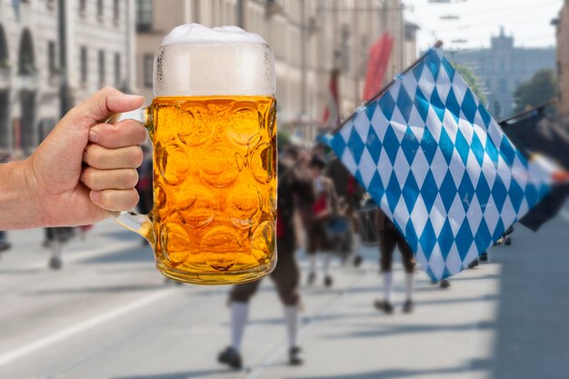 Foto gran vaso tradicional de cerveza bávara en el oktoberfest en múnich