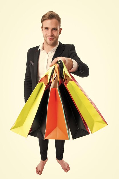 Gran venta en el centro comercial Concepto de lunes cibernético y viernes negro Hombre positivo disfrutando de las compras Joven emocionado haciendo compras en línea Buena compra Bolsas pesadas Elegir el mejor adicto a las compras