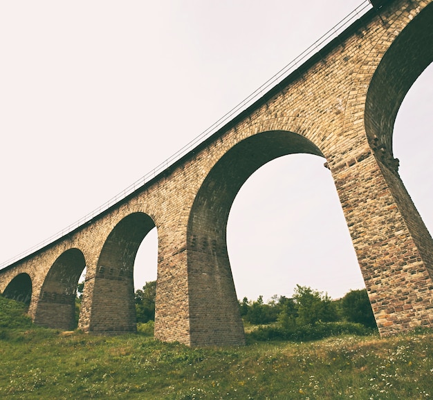 Foto el gran viaducto ferroviario de ladrillos