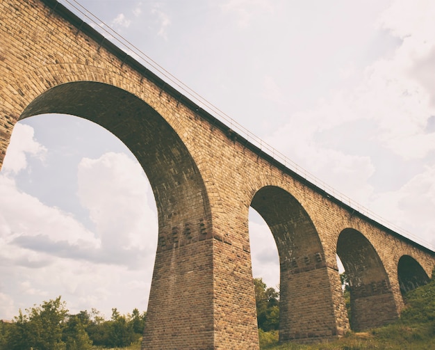 Foto el gran viaducto ferroviario de ladrillos