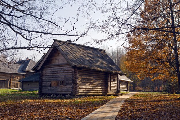 Gran vieja casa de madera en otoño en el pueblo