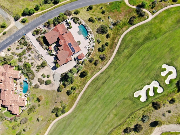 Foto gran villa de lujo con piscina junto al campo de golf y valle verde en una comunidad privada san diego