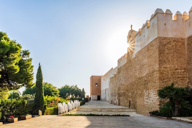 Gran vista de la Alcazaba de Almería un complejo fortificado en el sur de España construcción de ciudadela defensiva con muros torres plazas casas y mezquita Almería Andalucía España