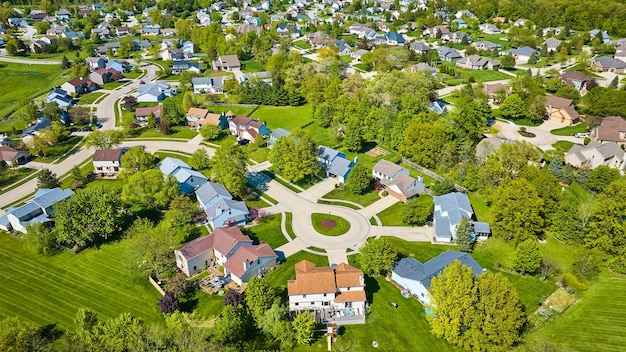 Gran vista de las casas del vecindario suburbano y las casas aéreas