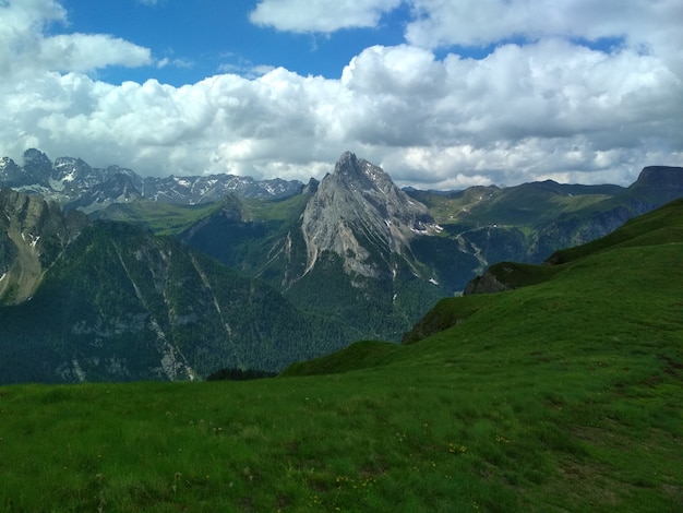 Gran vista de la gama superior Cadini di Misurina en el Parque Nacional Tre Cime di Lavaredo.