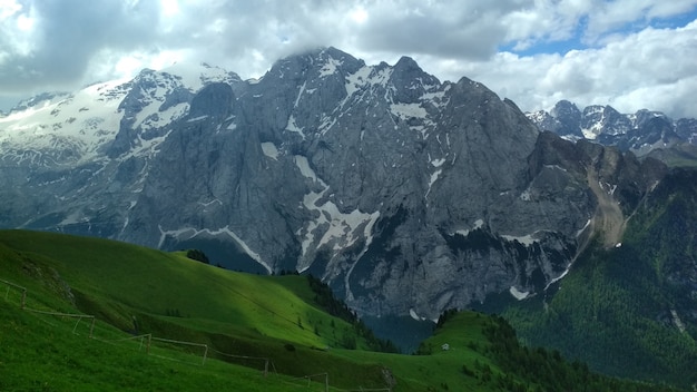 Gran vista de la gama superior Cadini di Misurina en el Parque Nacional Tre Cime di Lavaredo.