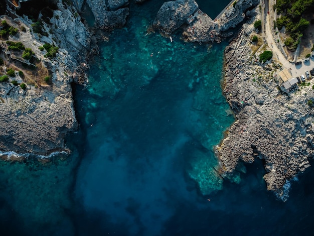 Una gran vista de marina di novaglie en puglia