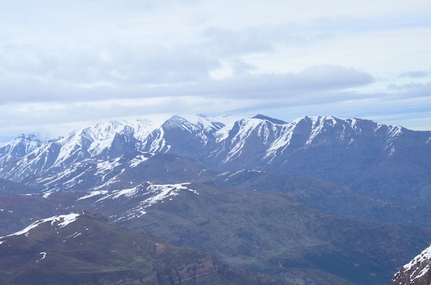 Foto gran vista de las montañas del valle de nevado, cordillera de los andes