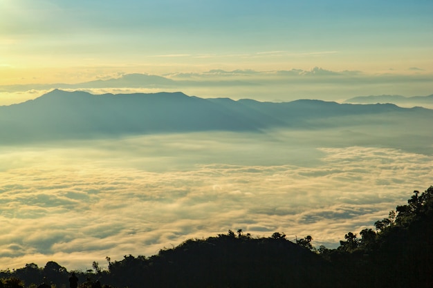 Gran vista de la niebla en Doi Luang Chiang Dao