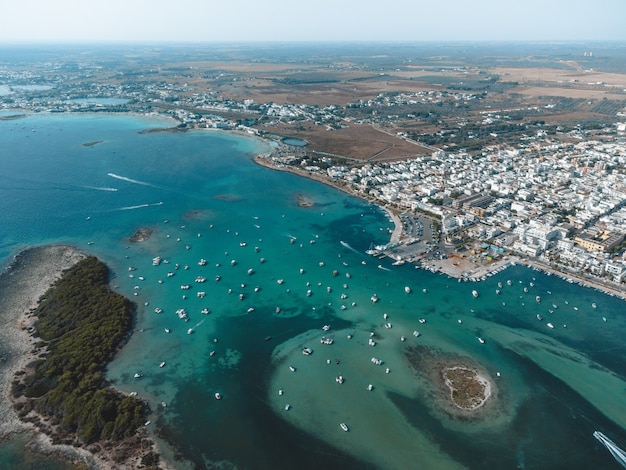 Una gran vista de porto cesareo y la isla de los conejos, en puglia