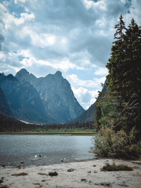 Gran vista sobre el lago dobbiaco, en trentino