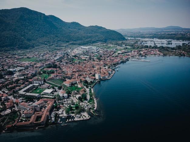 Una gran vista sobre el lago iseo desde un dron.