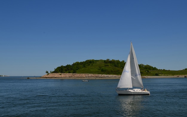 Gran vista de un velero frente a la costa de las islas del puerto de Boston.