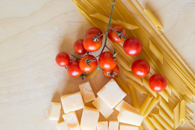 Grana padano italiano con pasta y tomates