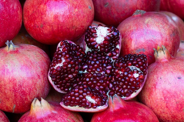 Una granada abierta en el mercado de frutas