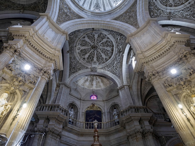 GRANADA, ANDALUCIA / ESPAÑA - 7 de mayo: Techo de la Iglesia del Sagrario (1705-1722) por los arquitectos Francisco Hurtado Izquierdo y José de Bada y Navajas en Granada España el 7 de mayo de 2014