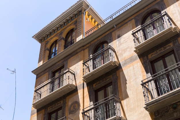 Granada, Andalusien, Spanien - 26. Mai 2019: Schöne Fassade eines Hauses in einer Stadtstraße, Architektur von Granada.