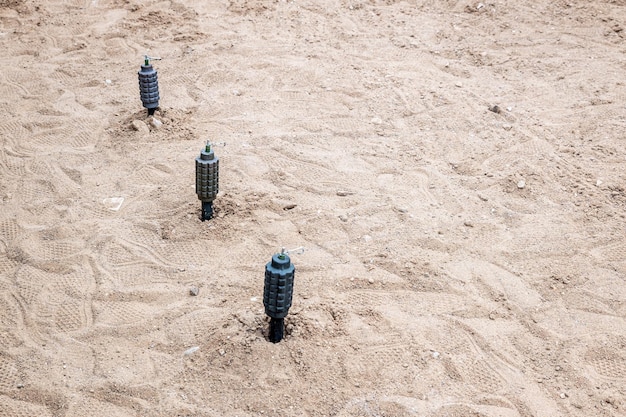 Granada de fragmentação de mão montada na areia em um trecho