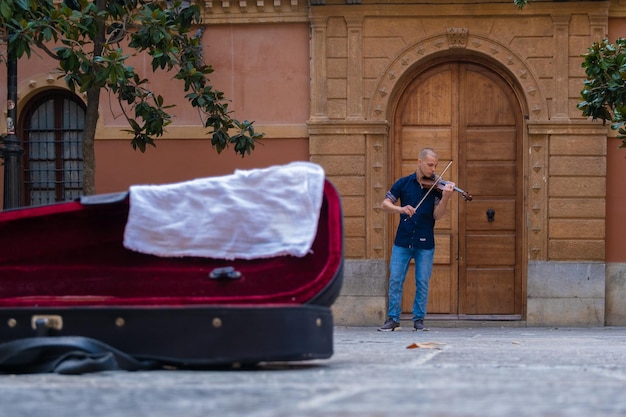 GRANADA ESPANHA 25 DE SETEMBRO DE 2021 Vista de uma linda garotinha dando uma moeda ao artista de rua em Granada