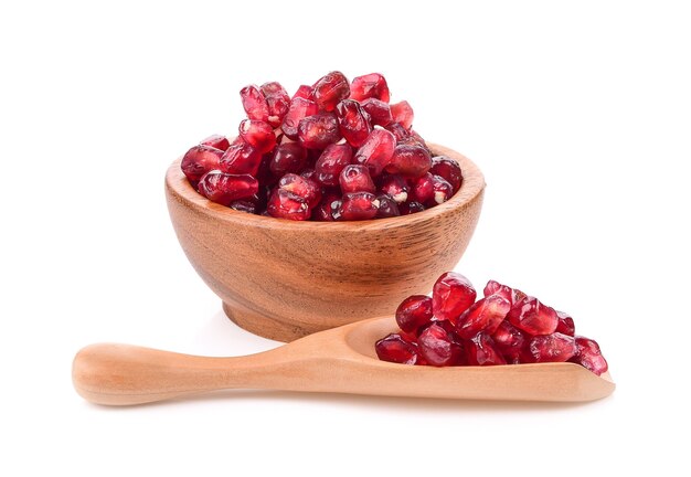 Granada de fruta en recipiente de madera