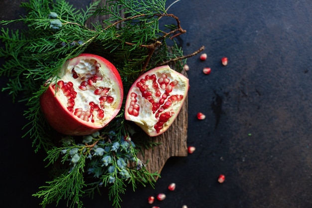 granada fruta roja dulce postre navideño en la mesa regalo de año nuevo