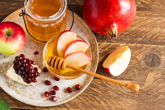 Granada, manzana y miel, comida tradicional de la celebración del Año Nuevo judío, Rosh Hashaná.