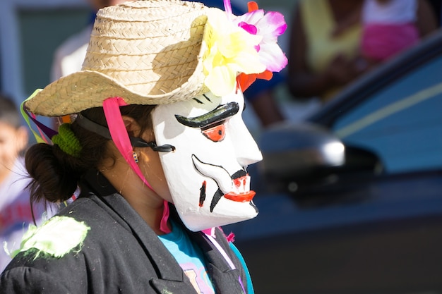 Granada, Nicarágua - 15 de fevereiro de 2017: Pessoas usando roupas tradicionais e máscaras coloridas durante a celebração do Carnaval. Folk tradicional da Nicarágua