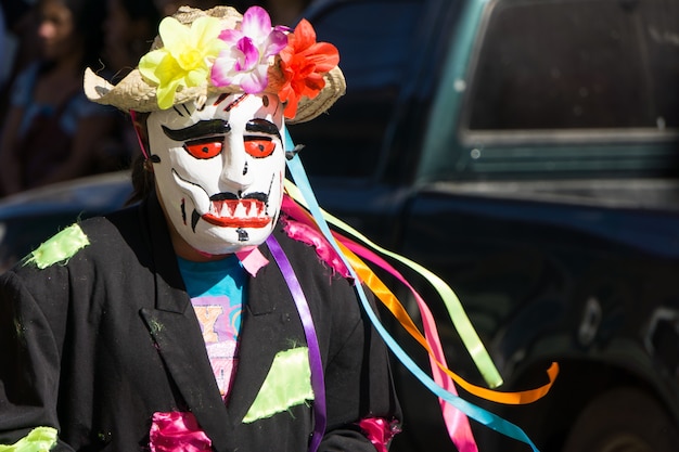 Granada, Nicarágua - 15 de fevereiro de 2017: Pessoas usando roupas tradicionais e máscaras coloridas durante a celebração do Carnaval. Folk tradicional da Nicarágua