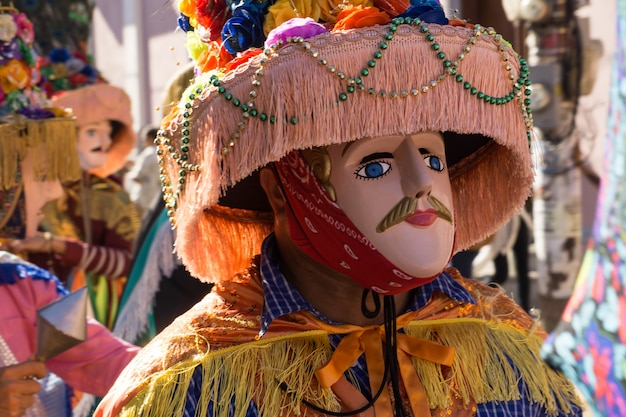 Granada, Nicaragua - 15 de febrero de 2017: Personas vestidas con trajes tradicionales y máscaras de colores durante la celebración del Carnaval. Folklore tradicional de Nicaragua