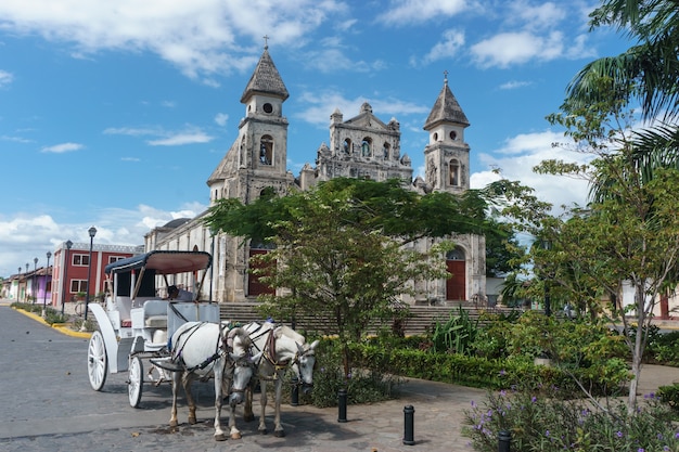 Granada, Nicaragua - 21 de diciembre de 2016: vista de la Iglesia de Guadalupe con la Calzada, la calle más turística de Nicaragua