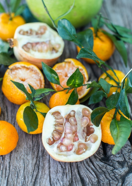 Granada de pomelo y mandarina en una mesa de madera