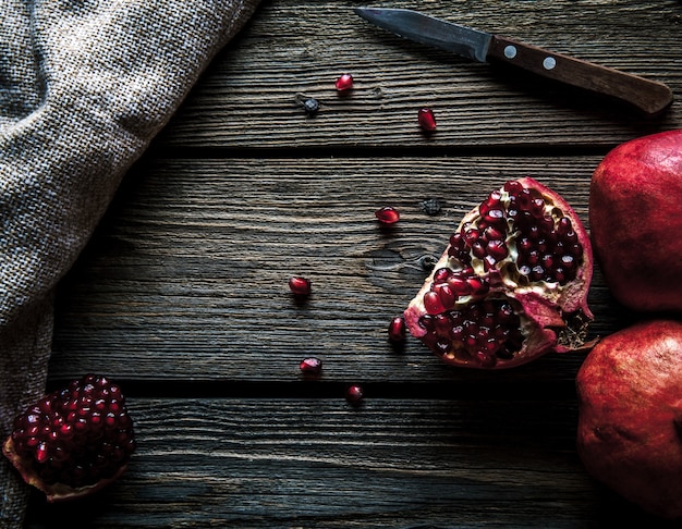 Granadas frescas en una mesa de madera. Orgánicos, frutas, alimentos