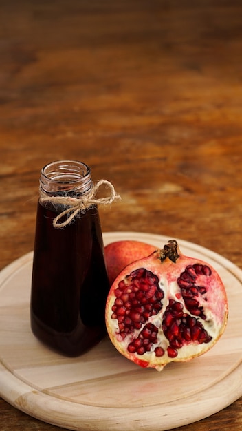 Granadas maduras con jugo sobre fondo de madera