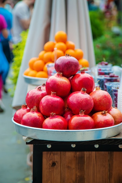 Las granadas y naranjas se venden en el mercado.