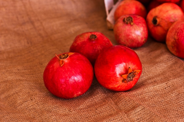 Granadas rojas maduras en arpillera marrón