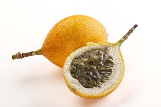 Granadilla amarela com metade cortada