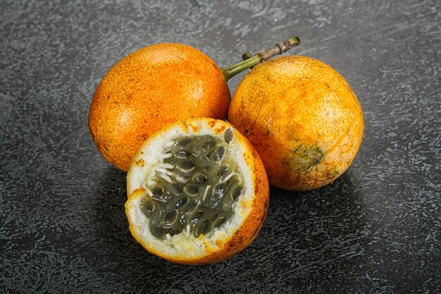 Granadilla, fruta de la pasión tropical amarilla