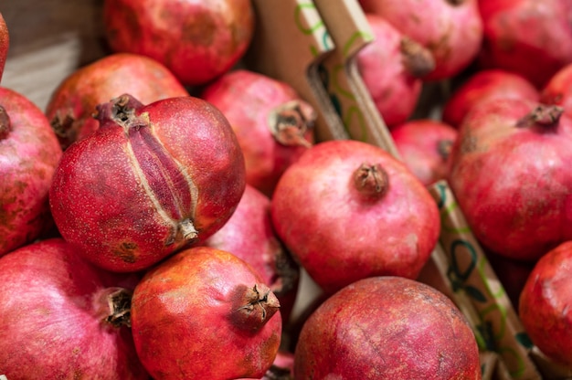 Granatapfel auf dem Obst- und Gemüsemarkt