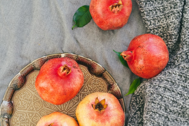 Granatapfel auf einem grauen Plaidabschluß oben