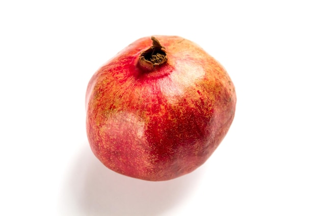 Granatapfel getrennt auf weißem Hintergrund