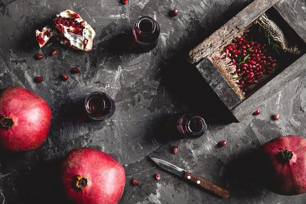 Foto granatapfel in einer schwarzen box auf einem dunklen hintergrund. gesundes essen, obst