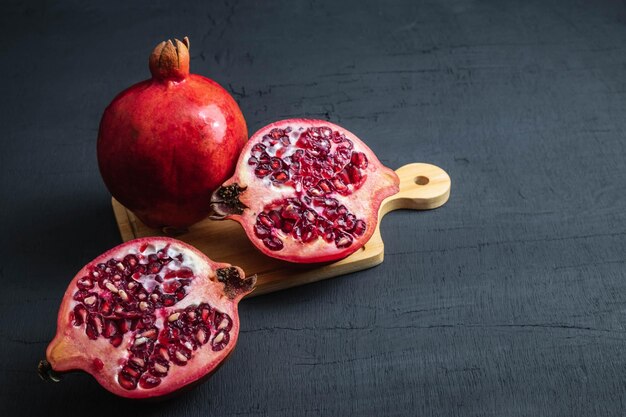 Granatapfel in Scheiben auf schwarzem Hintergrund